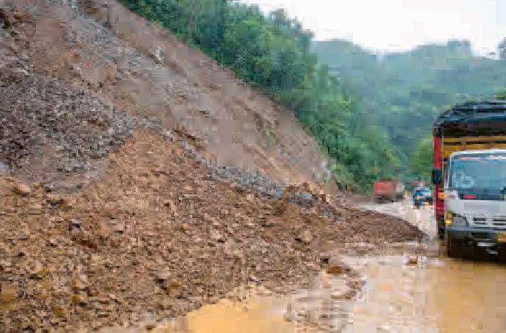 Carreteras están cercadas por los deslizamientos