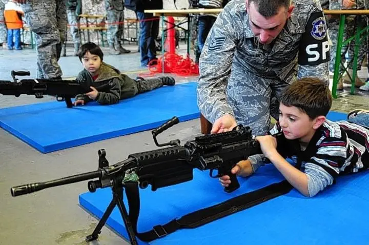 ¿Una medida efectiva? Niños desde los 5 años recibirán clases de manejo seguro de armas en EE. UU.