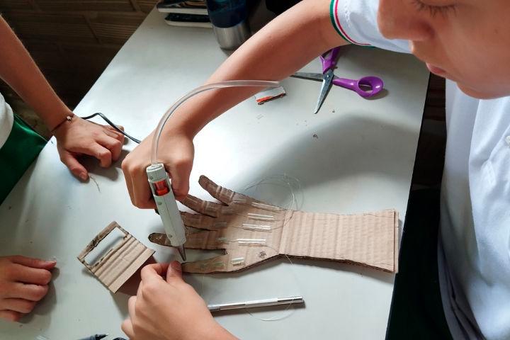 Estudiantes ensamblando uno de los artefactos construidos en Generación Tech. FOTO CORTESÍA