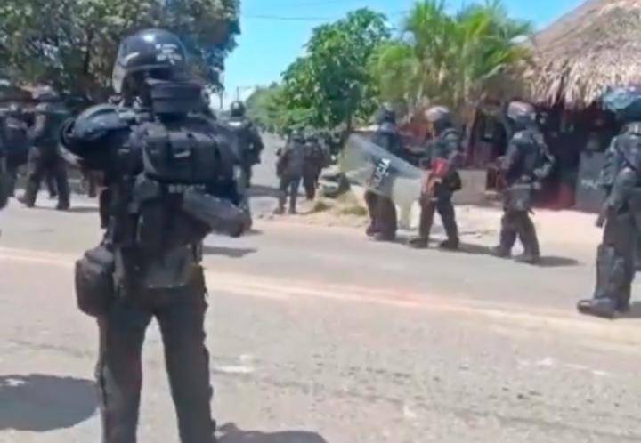 El procedimiento de restitución terminó en enfrentamientos entre las familias ocupantes y el Esmad. IMAGEN TOMADA DE VIDEO