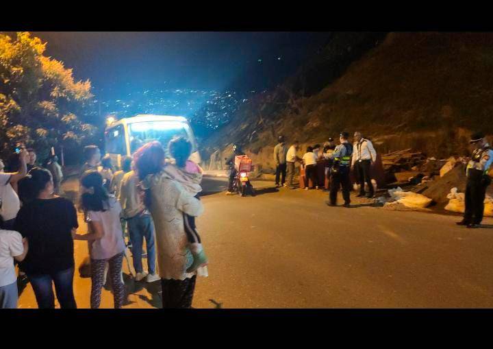 La comunidad evitó que se realizara el cierre de la vía ordenado por el juez. FOTO: Cortesía.