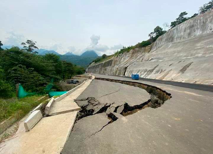 Este es el agrietamiento de 30 metros que se abrió en la vía. Foto: Cortesía