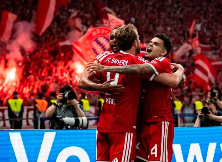 Luis Díaz celebra con Harry Kane el tanto que, parcialmente, le da el título de la Copa Alemana al Bayern Múnich sobre el Stuttgart. FOTO TOMADA @FCBayern