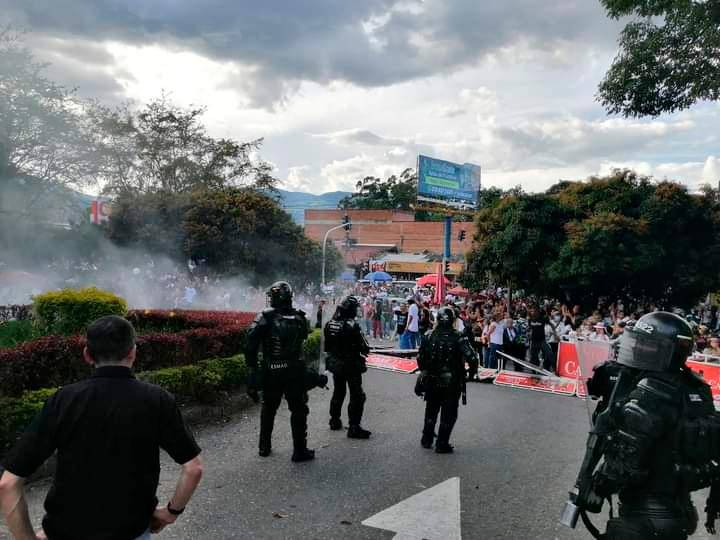 Tras casi 20 minutos de alteraciones, los seguidores de Darío Gómez se tranquilizaron. Foto: EL COLOMBIANO