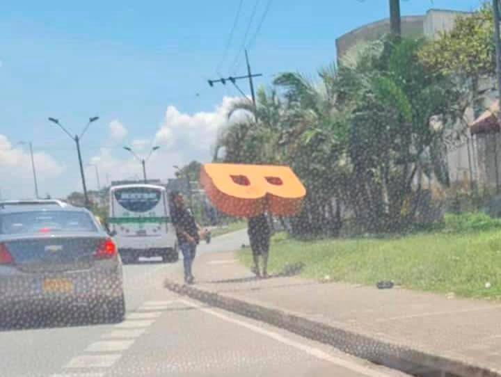 Una persona fue captada mientras cargaba una de las letras que se robaron. FOTO Cortesía
