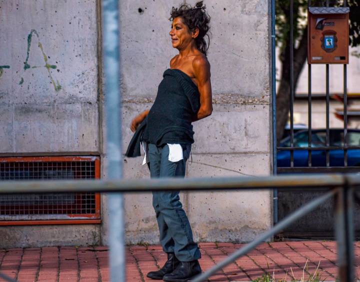 María consume drogas que consigue en la ciudadela de carpas al lado de la Renfe, en Villaverde Alto, en Madrid, España. FOTO: Alexander Macías