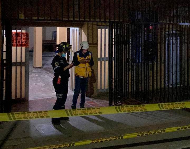 Los residentes reportaron que sintieron un fuerte ruido y un movimiento de la edificación, por lo cual llamaron a las autoridades. FOTO Cortesía