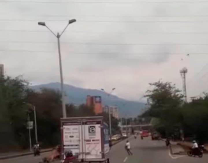 El animal corría por plena autopista y al cambiar de calzada arrolla al motociclista. IMAGEN CAPTADA DE VIDEO DENUNCIAS ANTIOQUIA