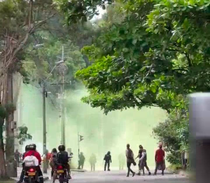 Calle Barranquilla, Cerrada Por Enfrentamientos Entre Encapuchados Y El ...