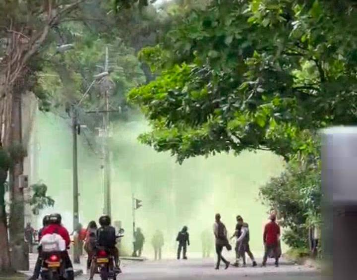 La situación de enfrentamientos entre manifestantes y el Esmad sigue en la calle Barranquilla. IMAGEN CORTESÍA DENUNCIAS ANTIOQUIA