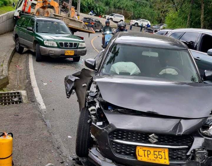 Así quedaron algunos de los vehículos colisionados en este accidente registrado en el suroccidente de Medellín. FOTO: CORTESÍA DAGRD