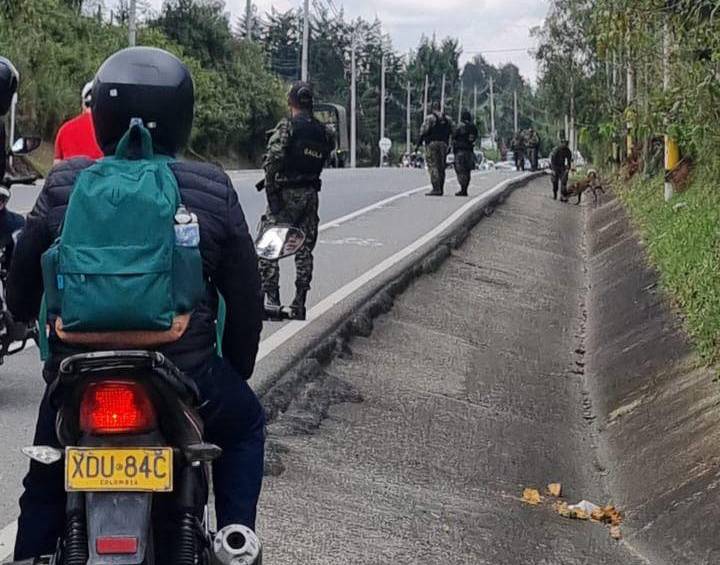 Momento en el que las autoridades hacen el cierre preventivo de la vía. FOTO: Cortesía Denuncias Antioquia