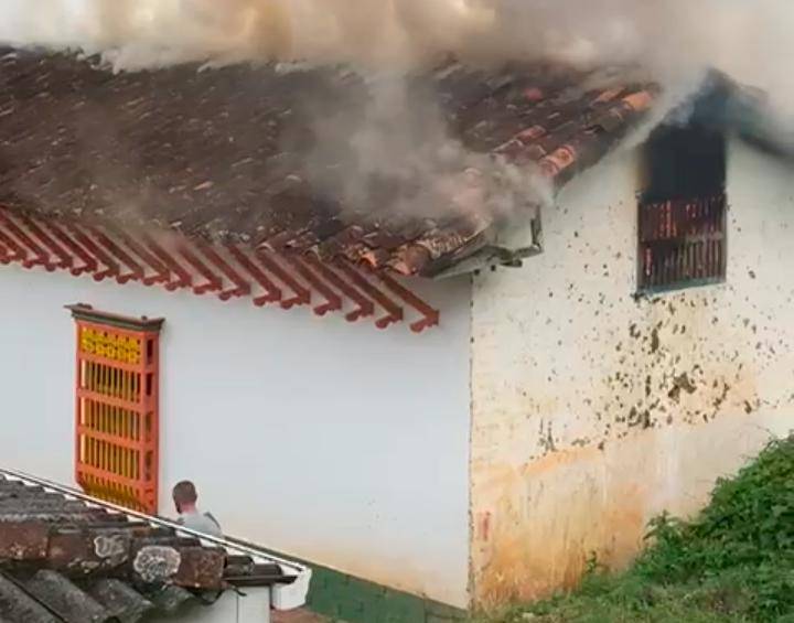 El fuego en la Casa de la Cultura de Urrao pudo ser sofocado gracias a un trabajo conjunto entre los Bomberos, la Fuerza Pública y los ciudadanos. FOTO CORTESÍA