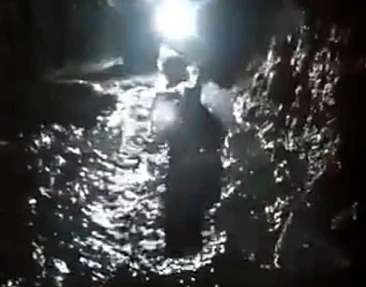 En videos se observa a los mineros desesperados intentando salir de los socavones con ayuda sus compañeros. FOTO: CAPTURADA DE VIDEO