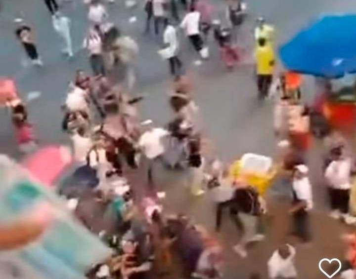 Ante la lluvia de billetes, los transeúntes del momento corrieron a tratar de atraparlos afectando a los venteros estacionarios y ambulantes. IMAGEN CAPTADA DE VIDEO