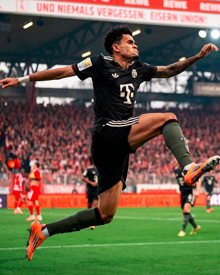 Esta fue la celebración de Lucho cuando logró ese golazo. FOTO @FCBayernES