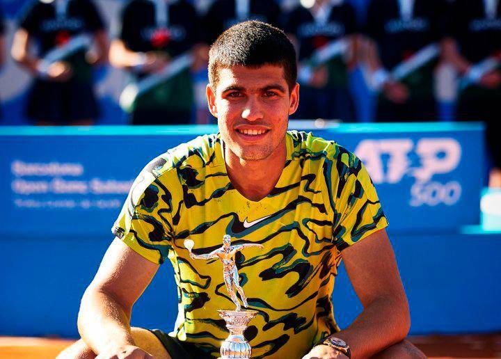 El español Carlos Alcaraz con su trofeo como campeón del ATP 500 de Barcelona. FOTO Tomada de @bcnopenbs