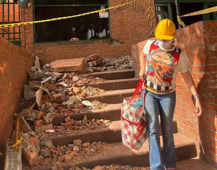 Angélica mientras intenta sacar algunos enseres de su apartamento averiado en el edificio Atalanta, en el sur de Cali. Foto: Cortesía a EL COLOMBIANO