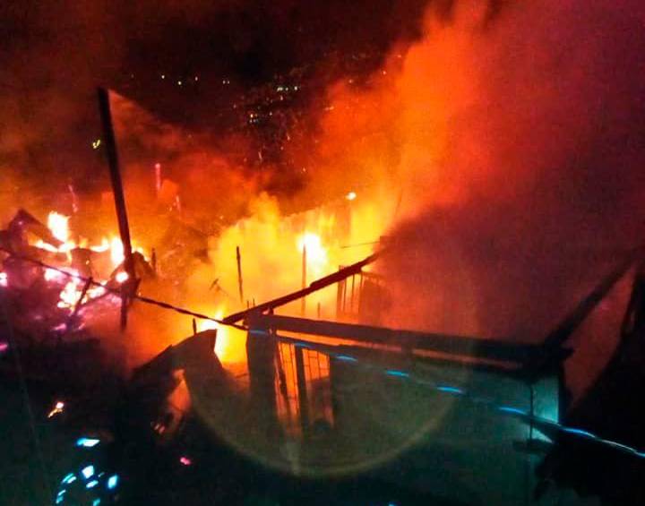 Incendio consumió 12 casas y causó la muerte de tres caninos en el barrio Nueva Jerusalén, de Bello