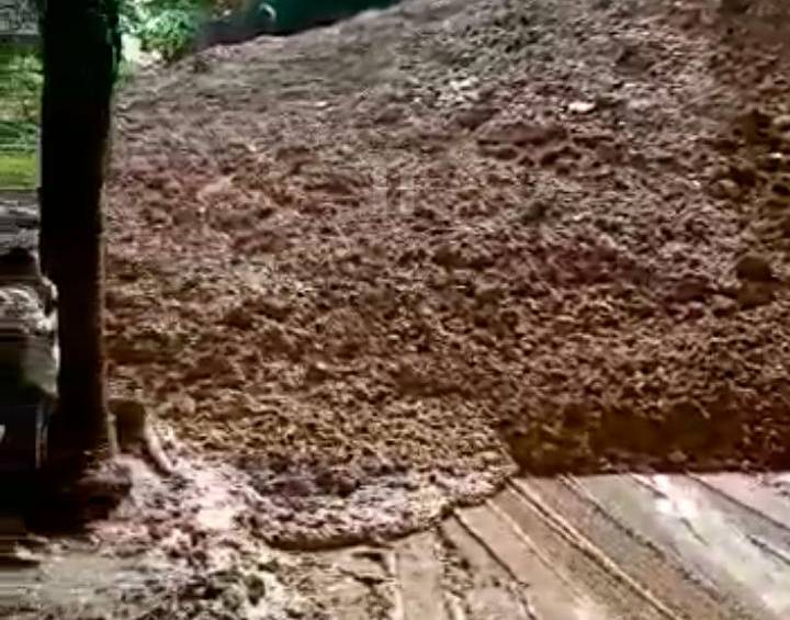 La vía se bloqueó por un deslizamiento de tierra y se esperaba abrir paso antes de finalizar este viernes 24. IMAGEN TOMADA DE VIDEO