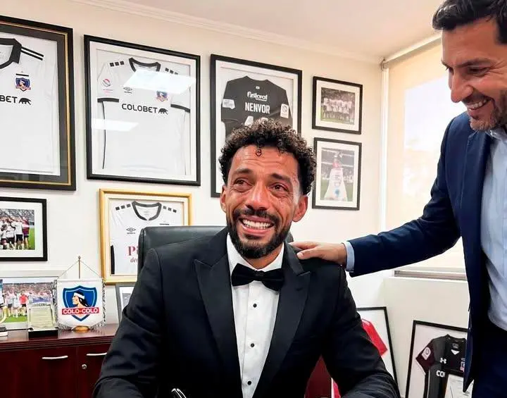 Vozinha firmando entre lágrimas su contrato con Colo-Colo. FOTO @ColoColo