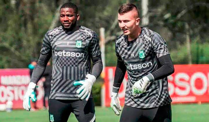 En la imagen aparecen Chipi-Chipi Castillo y Mateo Valencia, quienes hoy son los llamados a responder por la portería verdolaga en la Liga BetPlay I ante la lesión de Ospina y la expulsión de Marquínez. FOTO Nacional