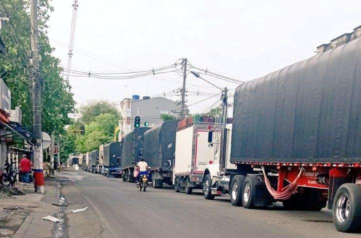 Camioneros bloqueados en el Bajo Cauca antioqueño por cuenta del paro minero. FOTO: <b>CORTESÍA COLFECAR</b>