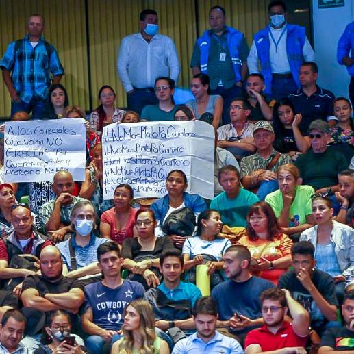 Con pancartas y arengas, ciudadanos que asistieron al Concejo pidieron aplazar votación del proyecto. En los chats de los contratistas se movieron mensajes para copar gradas.<span class="mln_uppercase_mln"> </span><span class="mln_uppercase_mln">FOTO</span> <b><span class="mln_uppercase_mln">camilo suárez</span></b>