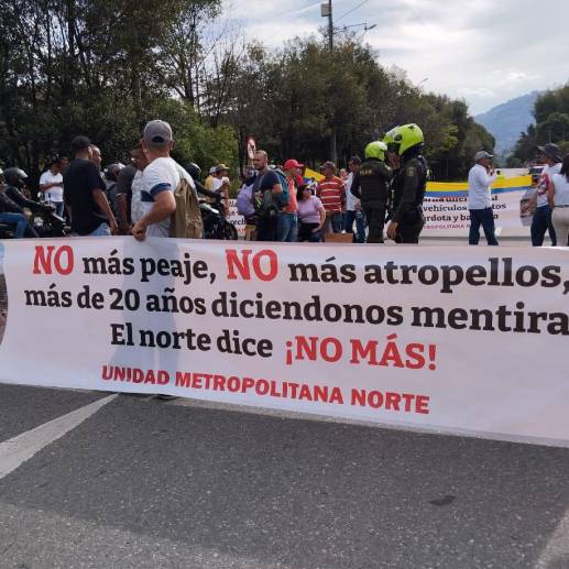 Manifestantes bloquean troncal al norte de Antioquia a la altura de Barbosa. FOTO: Cortesía Guillermo Naranjo