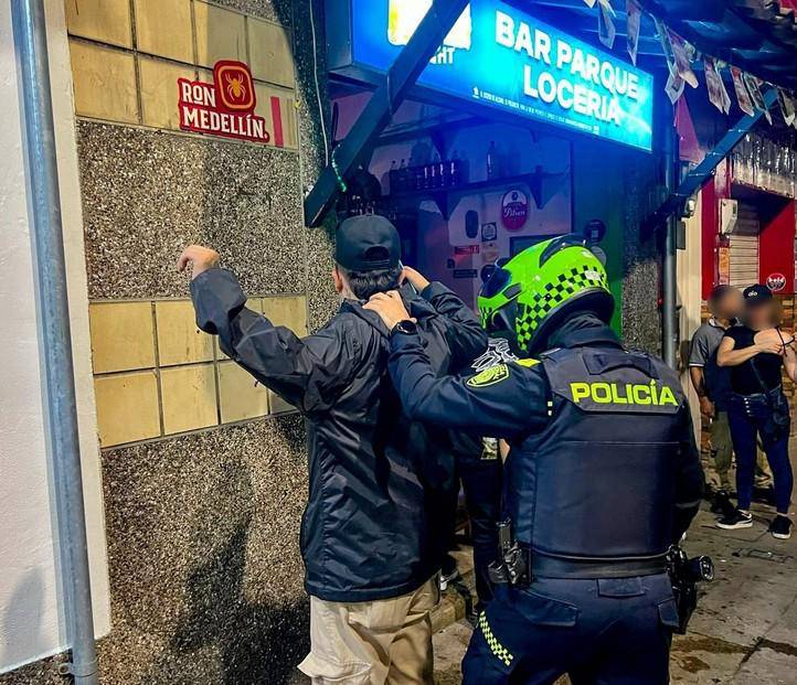 imagen de referencia de un operativo policial en un bar del municipio de Caldas. FOTO: imagen tomada de redes.