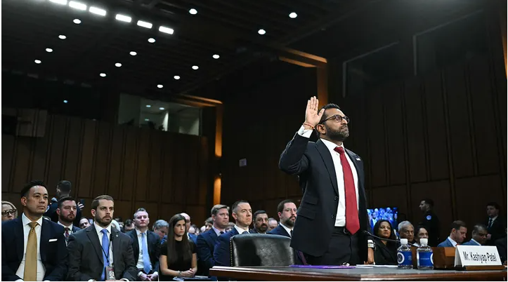 Kash Patel, actual director del FBI, encontró múltiples bolsas de destrucción (burn bags) con información sobre la conocida “trama rusa” o “Russia hoax”. Imagen, AFP/ Getty Images.