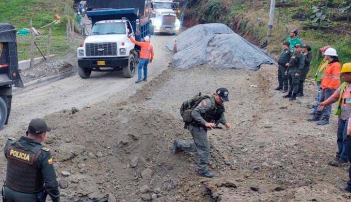 Obreros de una vía en el Norte de Antioquia hallaron explosivos debajo del pavimento