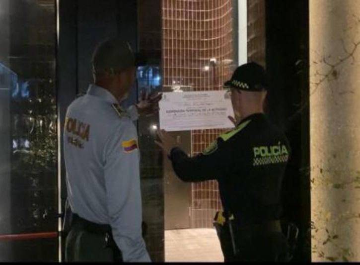 Momento en el que la Policía hace el sellamiento del hotel en el sector Poblado. FOTO: Cortesía