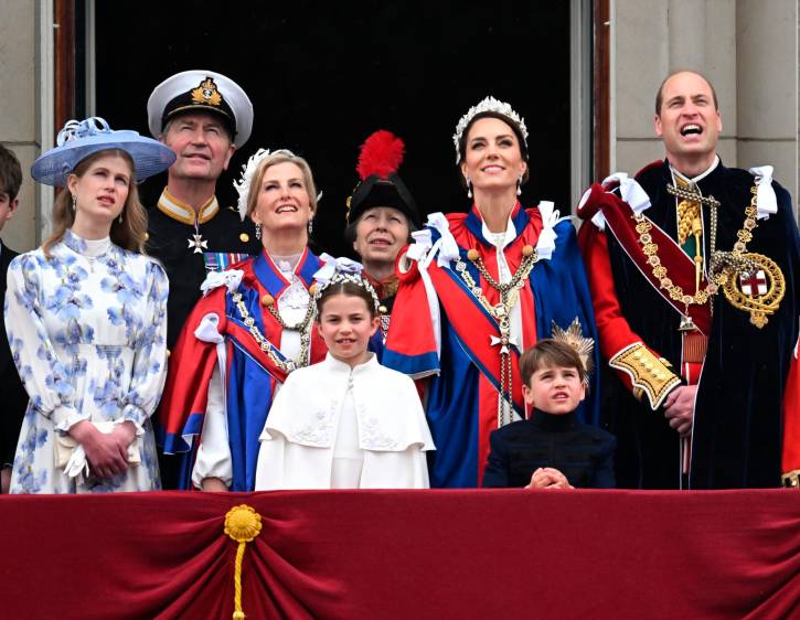 Los príncipes de Gales (Kate y William), a la derecha, y con sus dos hijos, ven los honores militares que las fuerzas aéreas le brindan al rey. Atrás está la princesa Ana con su esposo. FOTO Getty