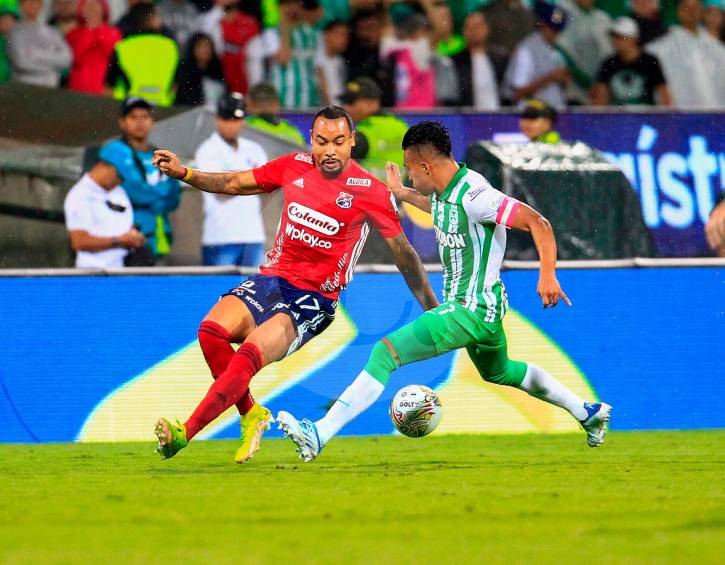 Felipe Pardo con el rojo y Sebastián Gómez con el verde, hacen parte de los jugadores convocados para el clásico de este sábado. FOTO CAMILO SUÁREZ