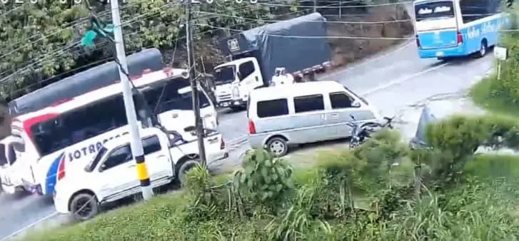 En el video se observa una secuencia de errores e infracciones de varios vehículos que pudieron tener incidencia en el accidente. FOTO: Captura de video