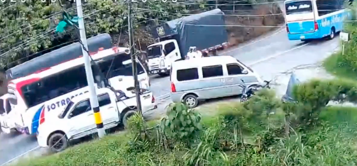En el video se observa una secuencia de errores e infracciones de varios vehículos que pudieron tener incidencia en el accidente. FOTO: Captura de video