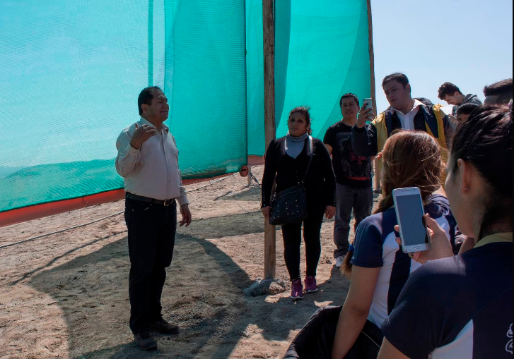 Abel Cruz Gutiérrez ha instalado unos 3.000 “atrapanieblas” en Suramérica para llevar agua a los necesitados. FOTO EL PAÍS