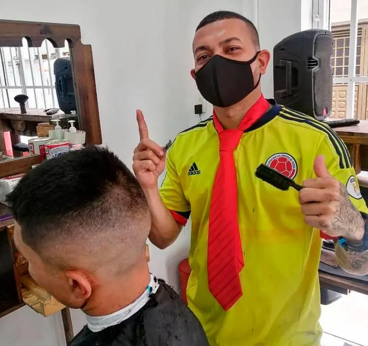 Elder José Arteaga Hernández (“el Costeño” o “Chipi”), en los días en que motilaba clientes en una barbería de Bogotá. FOTO: TOMADA DE INSTAGRAM.