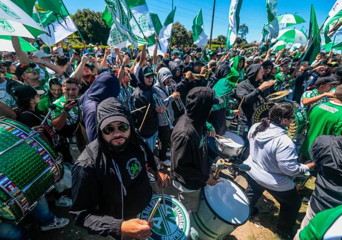 Con camisetas, banderas, gorras, buzos del Rey de Copas, los fanáticos se reunieron para cantar y alentar a los jugadores mientras realizaban uno de los últimos entrenamientos previos a la final. Foto: Carlos Velásquez