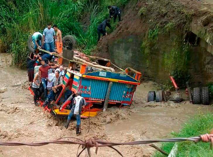 La chiva terminó volcada en el lecho del río Barroso. FOTO: Cortesía.