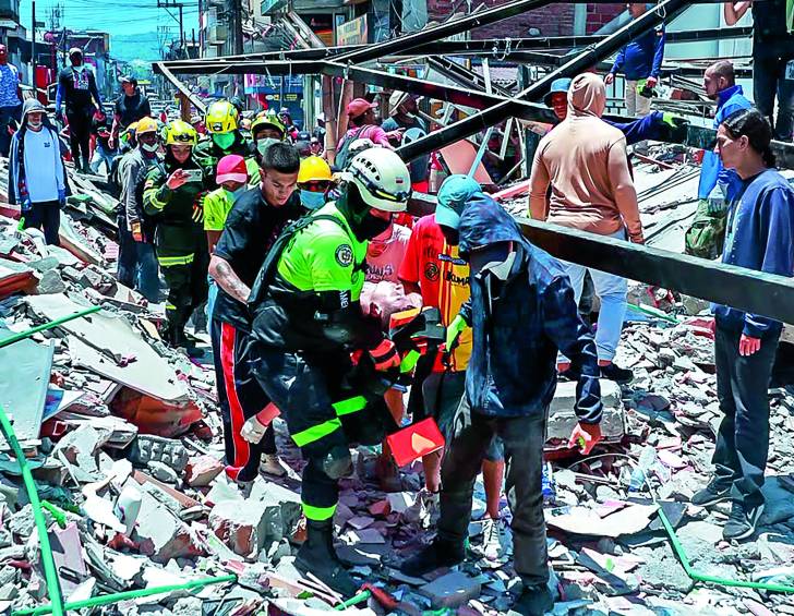 Estas brigadas de voluntarios anónimos del Parque La Libertad también se replicaron en barrios como Los Álamos y Lorena, donde más de 200 personas se concentraron en dos puntos, buscando a quienes quedaron atrapados entre los escombros. FOTO Manuel Saldarriaga. 