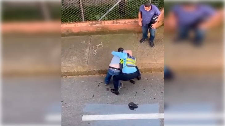 Un video ciudadano registró el hecho de intolerancia en Manrique, centroriente de Medellín. FOTO Cortesía 