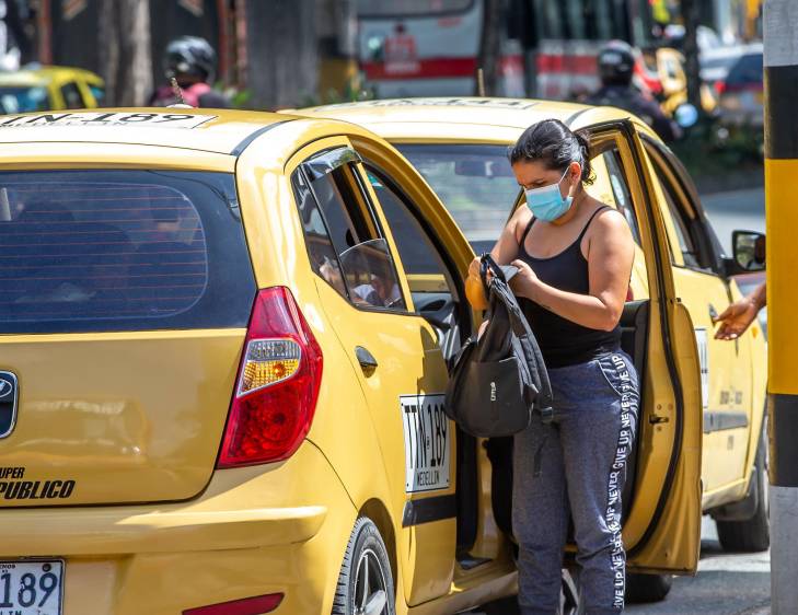 En Bogotá, por ejemplo, el precio de un cupo para taxis se aproxima a los $75 millones cada uno. Mientras en Medellín el precio aproximado es de unos $60 millones. Foto: Juan Antonio Sánchez 