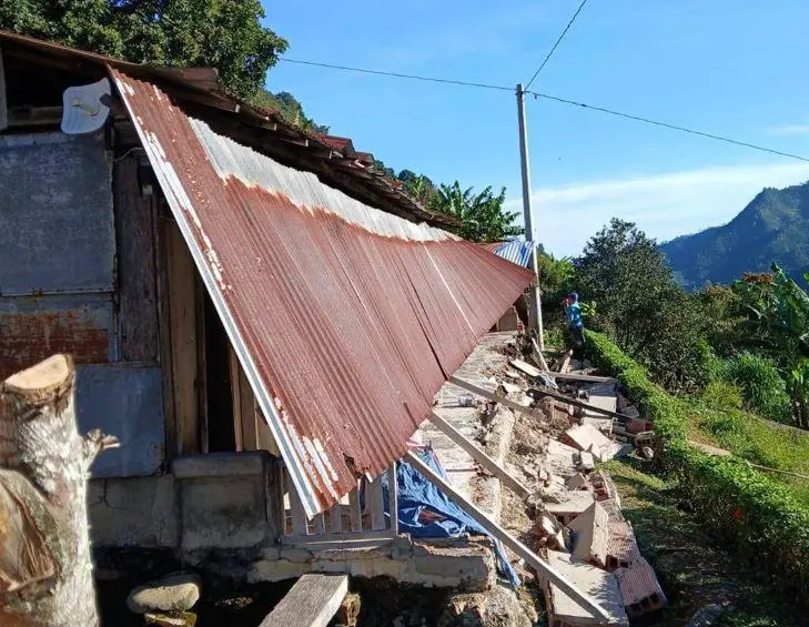Un techo de una vivienda colapsó parcialmente por el fuerte temblor en el corregimiento de Santa Inés, Andes. FOTO: Cortesía