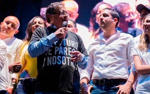 Un codazo a Susana Boreal en el cierre de campaña en Medellín envolvió a Álex Flórez en otra polémica este fin de semana. FOTO Cortesía