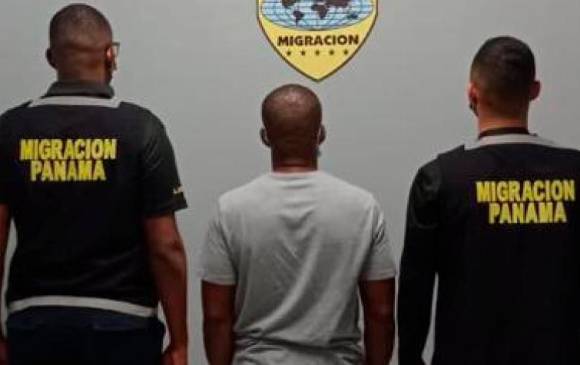 Mario Palacios ante las autoridades migratorias de Panamá antes de su extradición a Estados Unidos. FOTO POLICÍA DE PANAMÁ