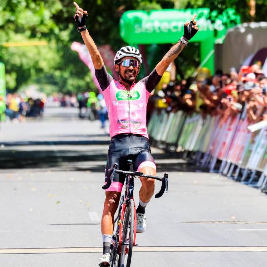 El ciclista José Alarcón, que tiene 35 años, fue el ganador de la primera fracción y se puso la camiseta rosada de líder de la clasificación general. FOTO: Anderson Bonilla (clásico RCN)