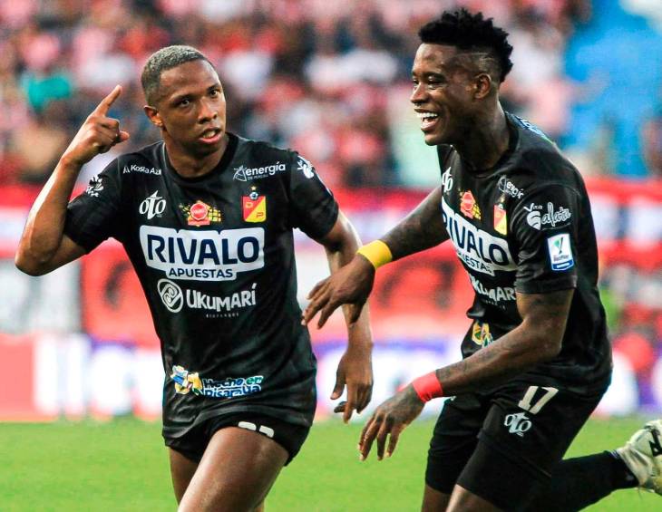 Andrés Ibargüen y Jordy Monroy, dos ex-DIM celebran en la victoria del Deportivo Pereira en el Metropolitano. FOTO: Tomada de X @DeporPereiraFC
