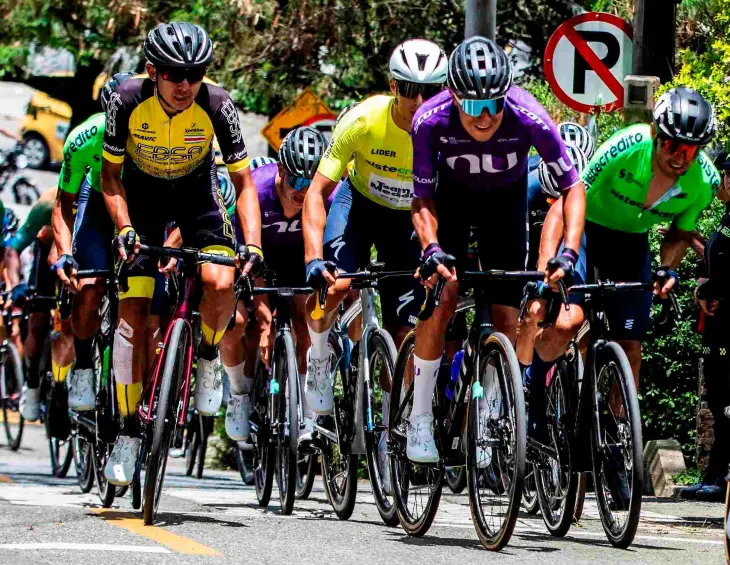 El pelotón de la Vuelta a Colombia afrontará nueve días de competencia por carreteras de los departamentos de Huila, Tolima, Caldas y Antioquia. FOTO JULIO CÉSAR HERRERA